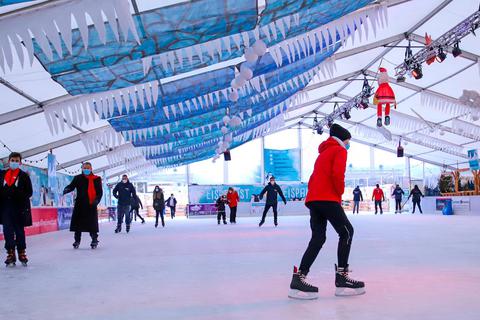 Wintersport im Marburger Eispalast: Vom 2. Dezember bis 5. Februar können große und kleine Gäste wieder die Schlittschuhe schnüren. © Stefanie Ingwersen/Stadt Marburg