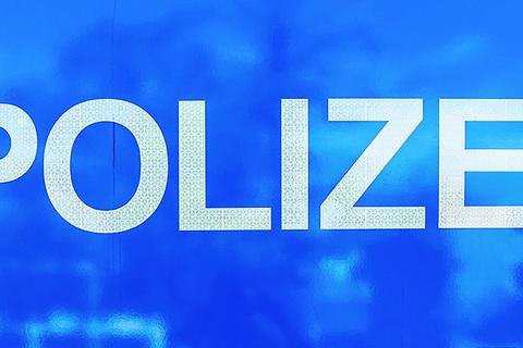 Kruschel Kinderzeitung Ausgabe 217 ET 18.06.2016 polizeischild; polizei; schild; symbolbild; symbol; polizeirazzia; kontrolle; polizeiwache; polizeirevier; einsatzzentrale; kriminalität; kriminalitaet; revier; razzia; polizeikontrolle; auto; martinshorn; fahndung; nacht; notfall; wache; polizist; licht; polizeischutz; polizeistreife; polizeiauto; einsatzfahrzeug; himmel; sirene; mangel; streife; schutz; deutschland; polizeieinsatz; beleuchtung; einsatzwagen; notruf; alarm; einsatz; hilfe; dramatisch; leuchten; cool; mord; verbrechen; fahrzeug; blaulicht; sicherheit; grau; beruf; dunkel