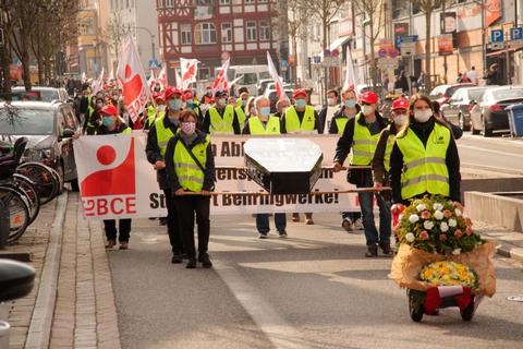 Gut 200 Beschäftigte der Unternehmen am Standort der Behringwerke demonstrieren am Donnerstag für Erhalt von Arbeitsplätzen in Marburg und für tarifliche Bezahlung. Foto: Heiko Krause 