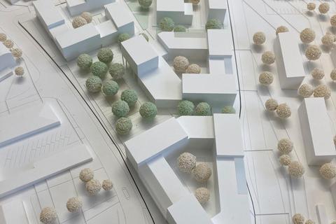 Der Entwurf im Detail: in der Mitte das Sparkassen-Gebäude, unten das künftige Stadtbüro - und zusätzliche Wohnungen.  Foto: Sparkasse 