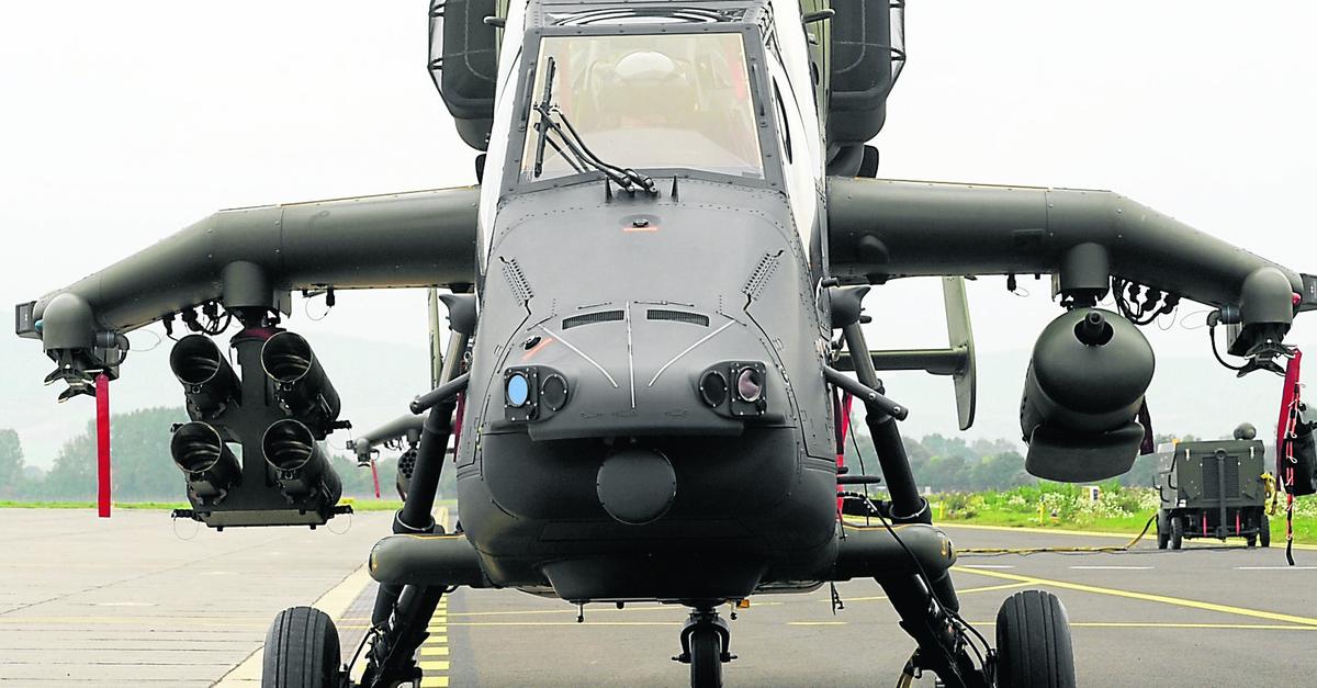 Kampfhubschrauber-am-Himmel-ber-Marburg-Biedenkopf