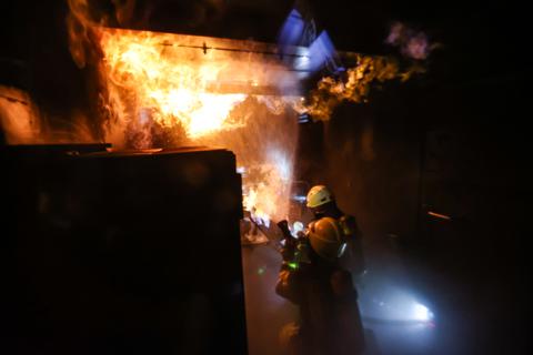 Rauch, Flammen und Hitze: Für die Atemschutzgerätetragenden ist das Training im „Fire Dragon“ sehr anstrengend. 