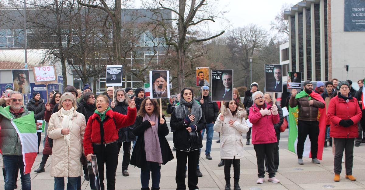 Iran-Kundgebung-in-Marburg-Die-Mullahs-m-ssen-weg-