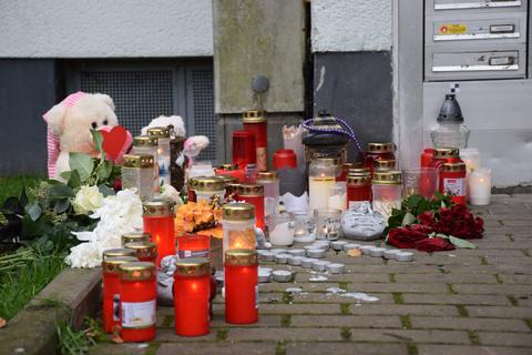 Am Tatort vor dem Mehrfamilienhaus in Stadtallendorf werden im November 2022 zahlreiche Kerzen zum Gedenken an das Opfer aufgestellt.