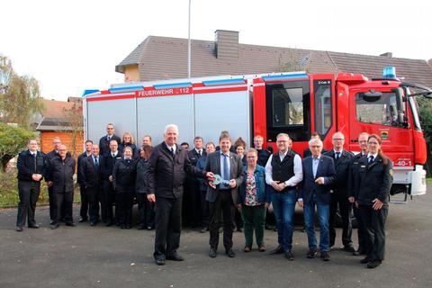 Die Eisenhäuser Kameraden freuen sich, dass das neue Feuerwehrfahrzeug offiziell in Dienst genommen wurde. Wehrführer Harald Becker (v.l.) nimmt den symbolischen Schlüssel von Bürgermeister Gernot Wege entgegen. Mit dabei: Ortsvorsteherin Anette Luy, Landrat Jens Womelsdorf, Kreistagsvorsitzender Detlef Ruffert, Kreisbrandinspektor Lars Schäfer sowie Max Zeidler und Anette Teuber vom Kreisfeuerwehrverband. © Sascha Valentin