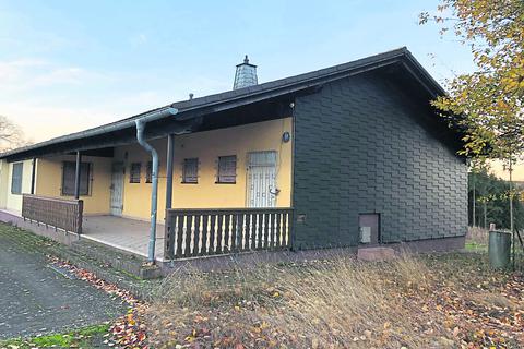Zum alten Sportplatz in Steinperf gehört ein Vereinshaus. Ideale Voraussetzung, findet die Jägervereinigung Hinterland, um auf dem Gelände eine Schießanlage zu errichten.
