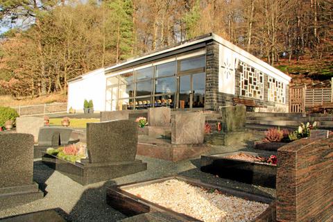 Das Dach der Friedhofskapelle in Quotshausen zu erneuern kostet mehr Geld als zunächst gedacht. Dies ist einer der Posten, die sich hinter dem Punkt "Sach- und Dienstleistungen" im Haushalt verbergen.  Foto: Edgar Meistrell 