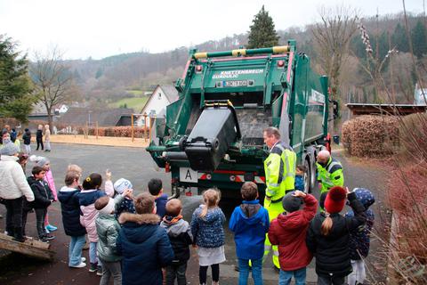 Die Grundschüler in Oberdieten lernen das Müllauto ganz aus der Nähe kennen und können sogar ihre Mülltonnen dort hinein entleeren. In den Schulen und Kindergärten waren die Müllsammler schon unter der Woche aktiv. © Sascha Valentin