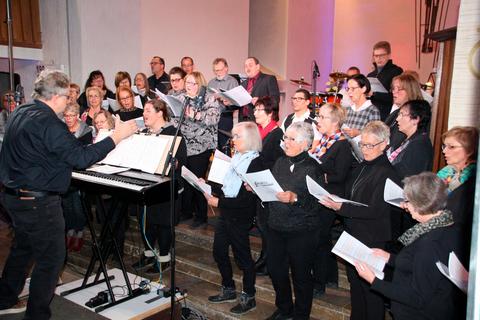 Der neue "Backland Gospel Choir" überzeugt in Obereisenhausen mit kräftigem Klang und einem bunten Strauß bekannter und neuer Gospel-Stücke. Foto: Sascha Valentin 