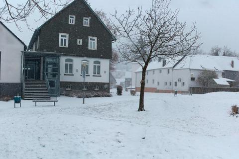 Der Spielplatz neben dem Dorfgemeinschaftshaus in Oberhörlen ist verschwunden. An seiner Stelle hat die Gemeinde dort einen BMX-Platz angelegt, der allerdings nun unter dem Schnee ruht. © Sascha Valentin