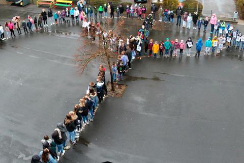 An jedem der drei Standorte der Hinterlandschule haben die Schüler mit einem Flashmob für Frieden in der Ukraine demonstriert. In Steffenberg bildeten sie ein großes Peace-Zeichen auf dem Schulhof. Foto: Sascha Valentin 