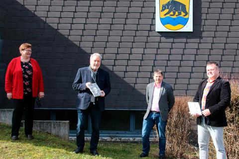 Ilse Pfeiffer, zuständig bei der Gemeinde für Gerichtssachen, und Bürgermeister Gernot Wege (2.v.r) verabschieden Gerd Ganzke (2.v.l.) und führen Michael Rein als neuen Ortsgerichtsvorsteher ein. Foto: Sascha Valentin 