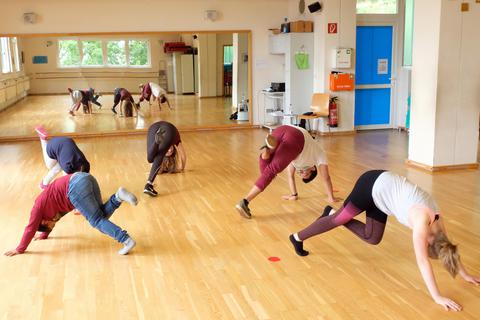 Auch der Breakdance-Kurs von Manuel Henke (2.v.r.) ist Bestandteil des Ferienprogramms beim Diakonischen Werk. Foto: Martin Fromme