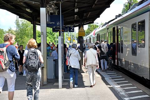 Im Eltviller Bahnhof erfreut sich der Zug um 13.47 Uhr Richtung Koblenz großer Beliebtheit unter den Pfingstausflüglern.                 Foto: DigiAtel/Heibel