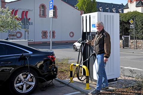 Norbert Wolter, langjähriger Erster Kreisbeigeordneter und Vize-Landrat für die Grünen im Rheingau-Taunus-Kreis, führt heute ehrenamtlich die Geschäfte der Bürger-Solar Eltville. Das Bild zeigt ihn neben einer Ladesäule am Kiliansring. Foto: DigiAtel/Heibel