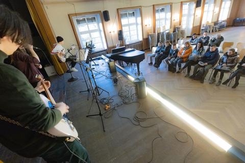 Und wenn es nur für sieben Kinder ist: Ein Auftritt der Schul-Rockband zur Einschulung muss sein.