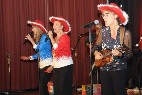 Wildwest-Weihnacht im Rentier-Pulli (von links): Elke Diepenbrock, Nanni Byl und Annika Klar.