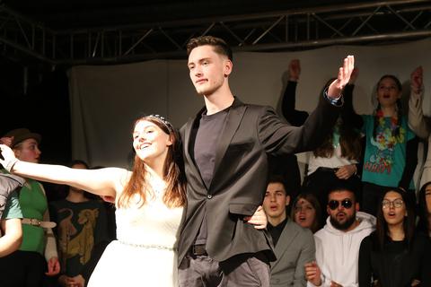 Marian (Ramona Gelencsèr) und Robin (Jakob Aßmann) in der Schlussszene.