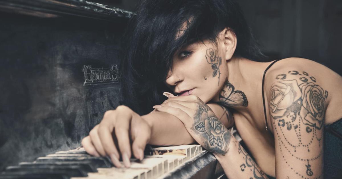 Tattoo-Model-Yumi-Nakada-Von-Gladenbach-in-die-Szene