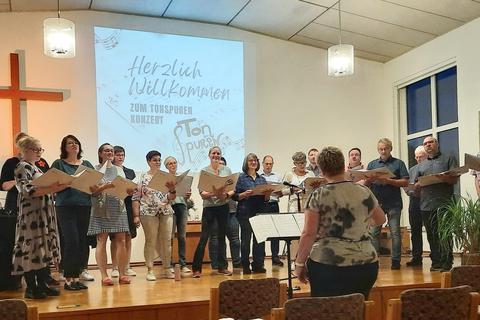 Bei CVJM-Chor „TonSpuren“ steht das nächste Konzert an: Am Samstag, 30. September, feiern sie in der Feudinger Kirche ihr 25-jähriges Bestehen nach. Das Foto zeigt den Chor bei seinem Auftritt bei der Freien evangelischen Gemeinde in Achenbach. 