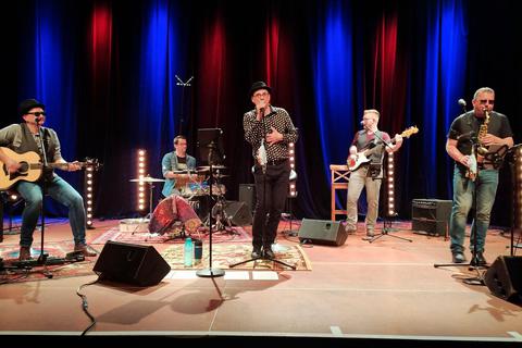 Stehen auf und spielen Westernhagen-Hits: Die Band "Ladykiller" tritt im Heimhof-Theater auf. © Helmut Blecher