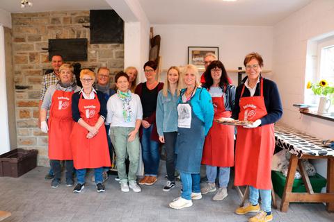 Das Backes-Team ist gewachsen und freut sich auf die kommenden Veranstaltungen und Anlässe, an denen der Ofen angefeuert wird. Foto: Gemeinde Burbach 