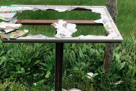 Zerstört: Unbekannte Randalierer haben diese Thementafel über Schmetterlinge völlig demoliert.  Foto: Heimatverein Holzhausen 
