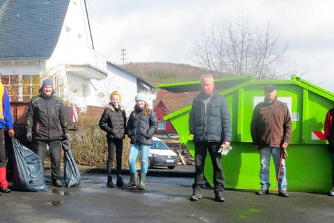 Engagement: Mitglieder des Heimatvereins Holzhausen haben die Landschaft von Müll befreit.  Foto: Heimatverein Holzhausen 