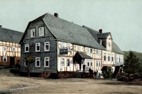 Ein Bild aus alten Tagen: das Haus Dilthey aus der Zeit, als dort noch die Postkutsche Station machte. © Heimatverein Burbach