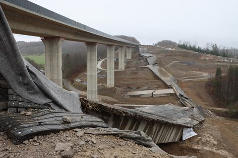 An ihrer höhsten Stelle war die alte Talbrücke Eisern rund 50 Meter hoch. Wegen der seitlichen Sprengung liegt die Fahrbahn auch entsprechend weit von der neuen Brücke entfernt.