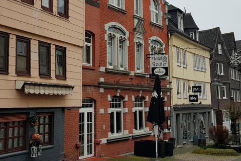 Übernachten mitten im Herzen Haigers: Im oberen Teil der Hauptstraße liegt das alteingesessene Hotel Reuter. Von hier aus wäre es für Besucher des Hessentags nur ein kurzer Weg zu den Attraktionen des Landesfests gewesen.  Foto: Christoph Weber 