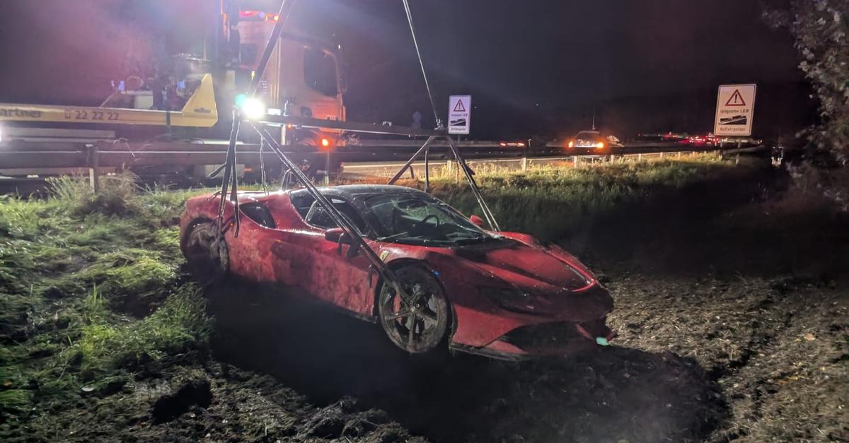 A45-bei-Wilnsdorf-Ferrari-kommt-von-der-Fahrbahn-ab