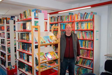 Karl-Heinz Sames möchte die Stadtbücherei im digitalen Bereich aufrüsten.  Foto: Gert Heiland 