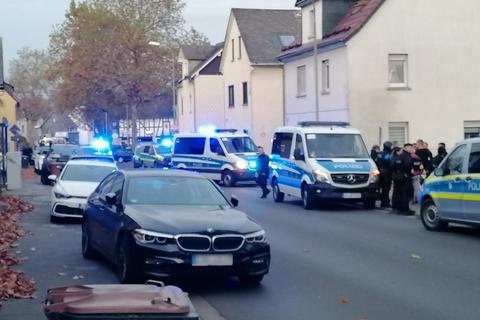 Im Aßlarer Stadtteil Werdorf ist gerade ein Großaufgebot der Polizei im Einsatz.