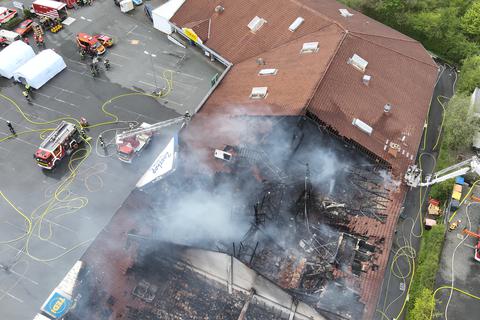 Auch mehrere Tage nach dem Brand in der Gewerbehalle im Aßlarer Walberggraben steigt noch Rauch auf. Das Ausmaß des entstandenen Schadens wird auf den Drohnenfotos, die von der Aßlarer Feuerwehr aufgenommen wurden, deutlich. 