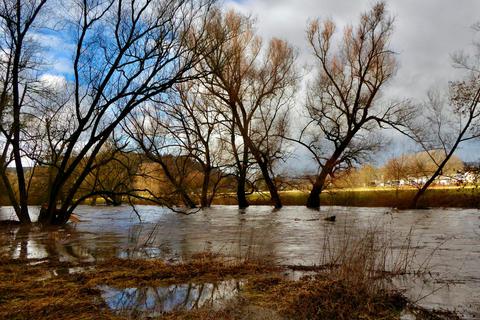 Die Dill führt zwar ab und an Hochwasser, aber zumindest liegt die Stadt Aßlar nach Angaben von Bürgermeister Christian Schwarz nicht in einem von Starkregen gefährdeten Gebiet.  Archivfoto: Gert Heiland 