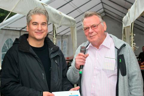 Bürgermeister Christian Schwarz überreichte ein Geschenk der Stadt an Wilfried Krämer. Foto: Heike Pöllmitz 