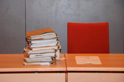 Aktenstapel auf dem Richterpult in der Wetzlarer Stadthalle: Dort ist der Cortison-Prozess fortgesetzt worden.  Foto: Jörgen Linker 