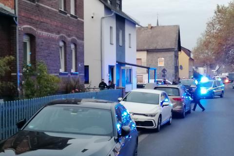 Polizeifahrzeuge und Blaulicht haben am Montag das Bild im Aßlarer Stadtteil Werdorf geprägt.