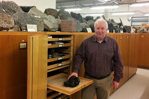 Hans-Peter Schertl in der mineralogischen Sammlung mit einem Eisenmeteoriten.  Foto: Lingquan Zhao 