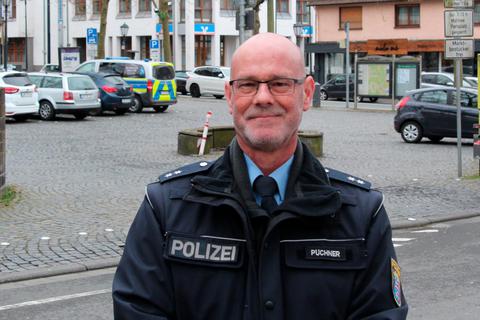 Polizeioberkommissar Andreas Püchner hat vom "KuBa" aus auch den Backhausplatz im Blick.  Foto: Gert Heiland 
