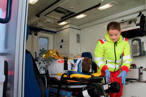 Nach den Anweisungen des Notarztes werden die Körperfunktionen eines Verletzen im Rettungswagen kontrolliert.  Foto: Helga Peter 