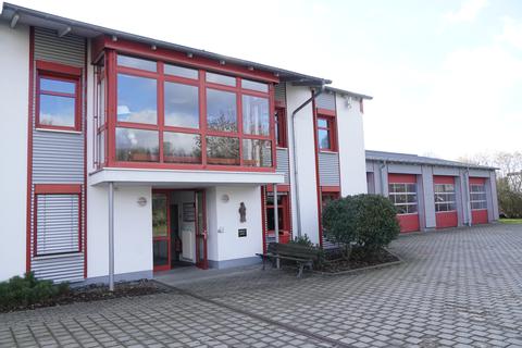 Der Feuerwehrverband Wetzlar würde sich auch über eine zahlreiche Teilnahme der Feuerwehren des Verbandes am Festzug in Niederweidbach freuen. Aufstellungsort ist am Feuerwehrgerätehaus, Hauptstraße 5.