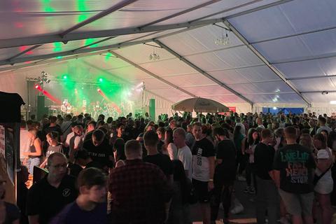 Beste Stimmung herrscht bei der Jubiläumsfeier der Feuerwehr Niederweidbach im Festzelt, als die Band „Mission:2Party“ die Bühne rockt.