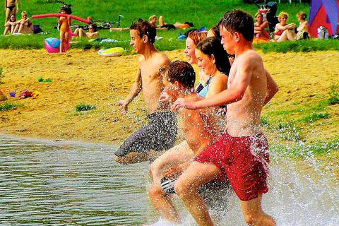 Der Badestrand am Aartalsee lockt bei sommerlichen Temperaturen die Wassersportbegeisterten ins kühle Nass. Zwar ist dieses Bild schon vor einigen Jahren entstanden, aber auch in Corona-Zeiten gibt es dort nach Angaben von Bürgermeister Ralph Venohr keine Probleme.  Foto: Klaus Kordesch 