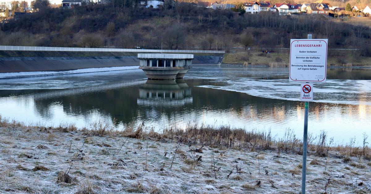 Eisdecke-t-uscht-Betreten-des-Aartalsees-verboten