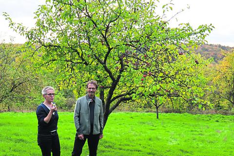 Christel Pitsch (l.) und Martin Fuchs freuen sich auf die neue Aufgabe und die Ernte. Die Äpfel, die jetzt noch an den Bäumen hängen, schmecken schon mal gut.