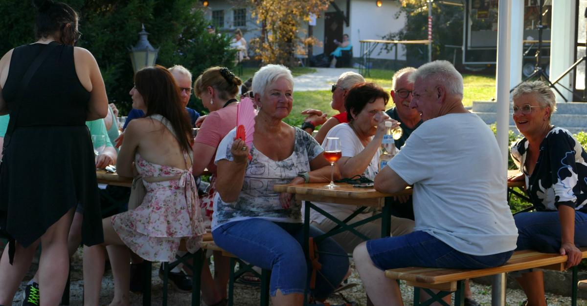 Despite the heat, the atmosphere at the wine festival in Braunfels is ...