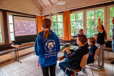 Während die einen am Computer spielen, fiebern die anderen fleißig mit. Foto: Jenny Berns 
