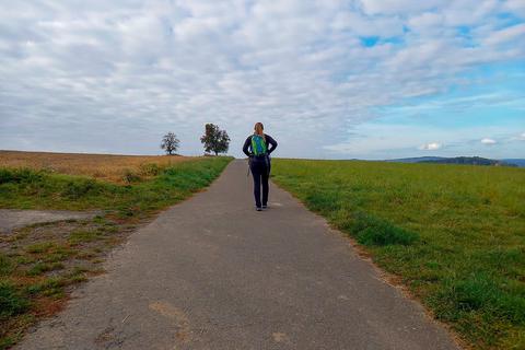 Ein toller Fernblick bietet sich dem Wanderer auf dem Weg von Schwalbach nach Neukirchen.  Foto: Jenny Berns 